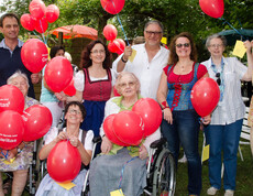 Sommerfest im Haus St. Eliabeth mit Schlagerstar Chris Heart © Karl Lahmer Sommerfest Haus St. Elisabeth Gruppenfoto mit roten Ballons