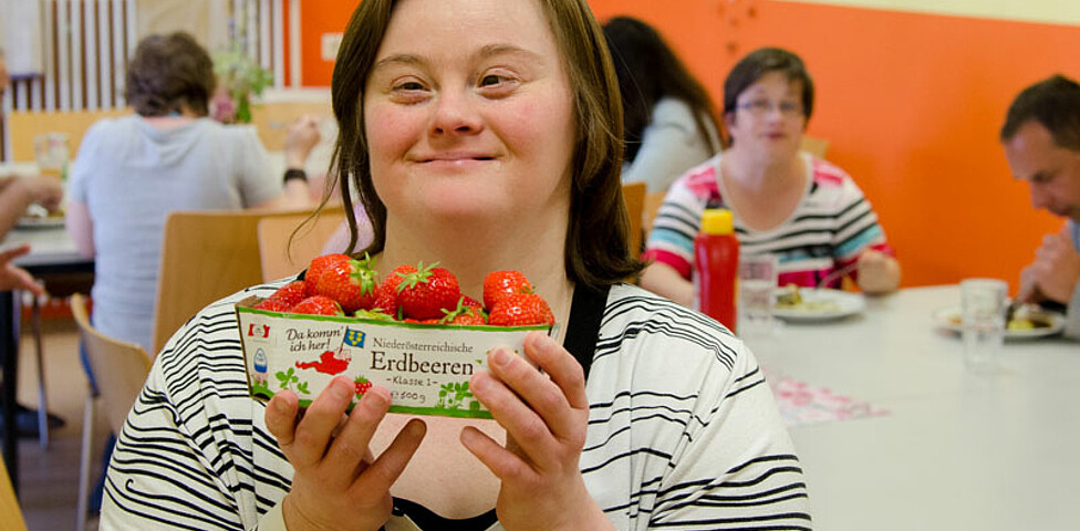Junges Mädchen mit frischen Erdbeeren