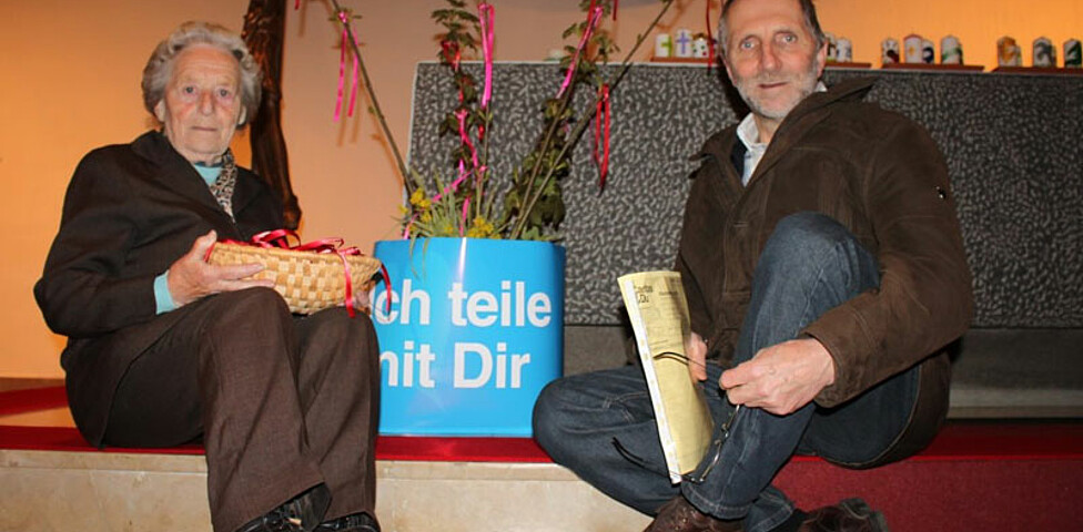 Haussammlerstart Bad Traunstein Portrait zwei Männer sitzen auf einer Stufe in der Kirche