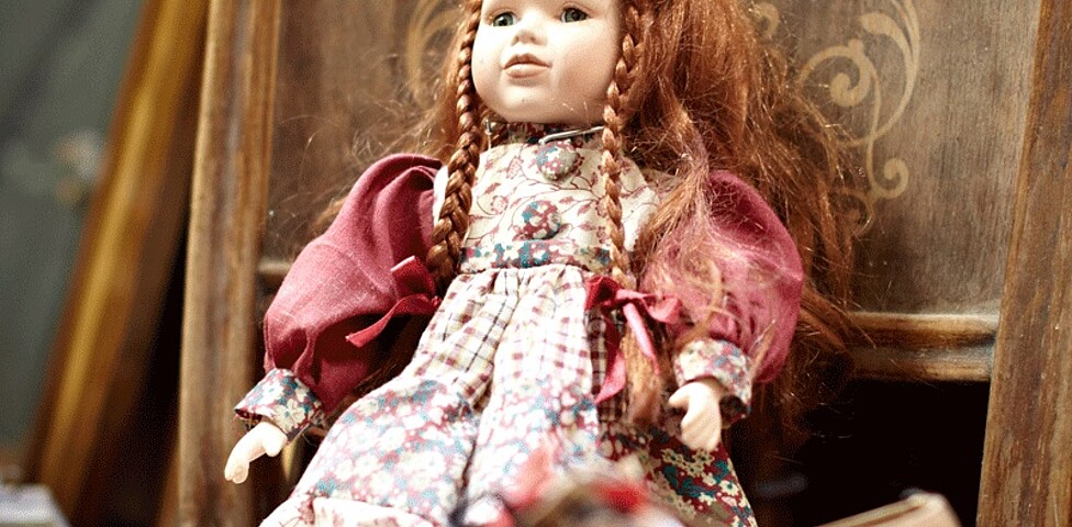Rothaarige Puppe in gemustertem Kleid