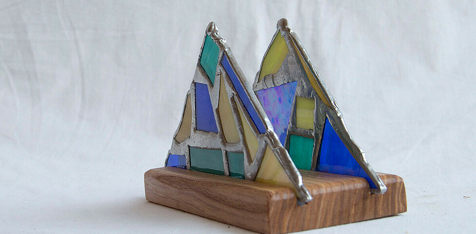 Werkstatt Krems Produkt Stück Holz mit zwei Segeln aus buntem Glas