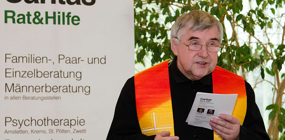Pfarrer Rudolf Wagner bei der Eröffnung der Beratungsstelle "Rat & Hilfe" in Gmünd