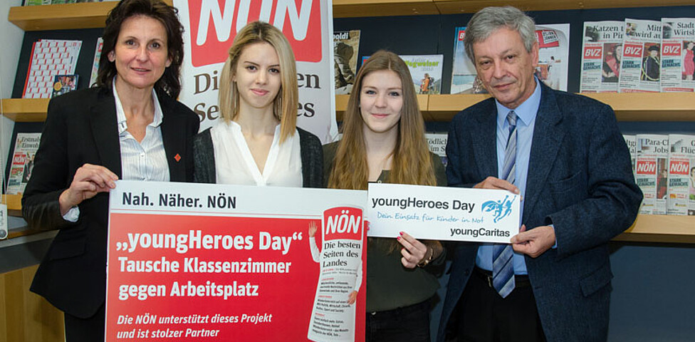 Der Direktor der Caritas St. Pölten im NÖ Pressehaus mit einerm Mitarbeiterin und zwei jungen Teilnehmerinnen des "youngHeroes Day"