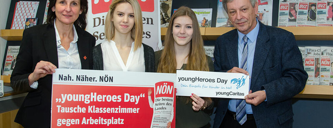 Der Direktor der Caritas St. Pölten im NÖ Pressehaus mit einerm Mitarbeiterin und zwei jungen Teilnehmerinnen des "youngHeroes Day"