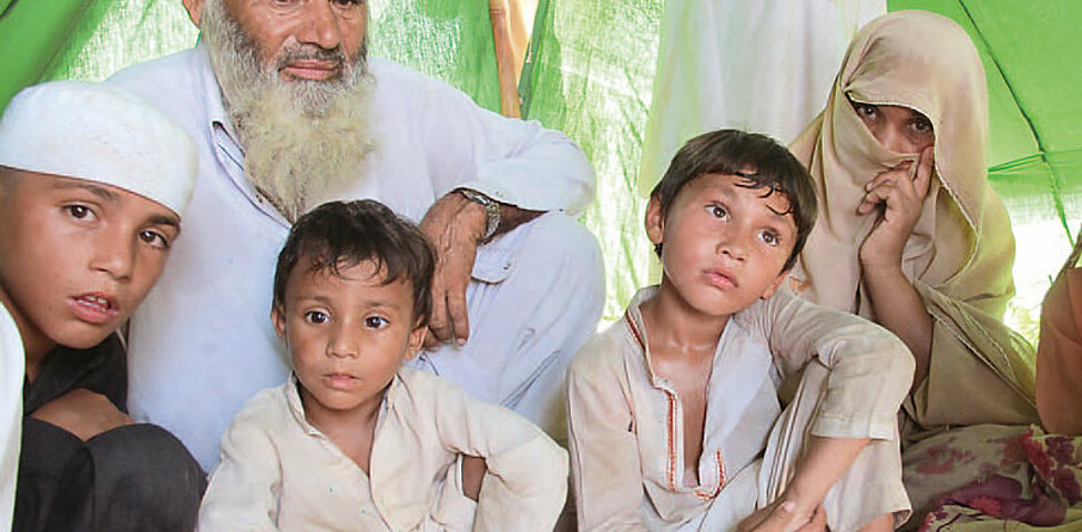 Foto einer Familie in Pakistan in ihrem Zelt