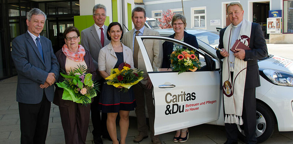 Caritas Betreuen und Pflege Pöchlarn - Gruppenfoto beim Caritas-Auto