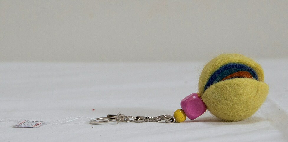 Ein Schlüsselanhänger aus Filz in Form einer Kugel