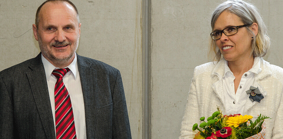 Zwettl Recycling Eröffnung Portrait ein Mann und eine Frau mit Blumen in der Hand