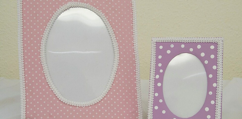 Zwei Spiegel in unterschiedlicher Größe, der größere ist rosa mit weißen Punkten und der kleinere lila mit weißen Punkten.