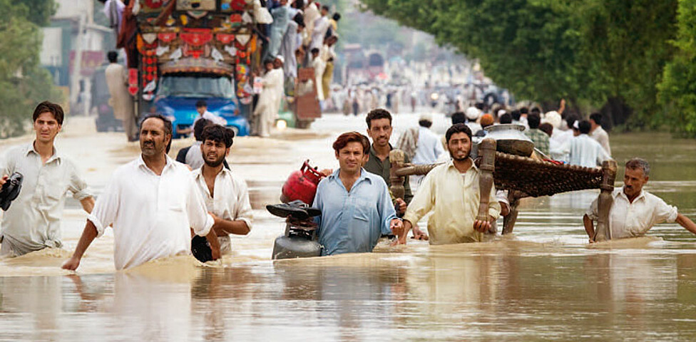 Pakistan Überschwemmung - Bewohner verlassen Stadt mit dem Nötigsten