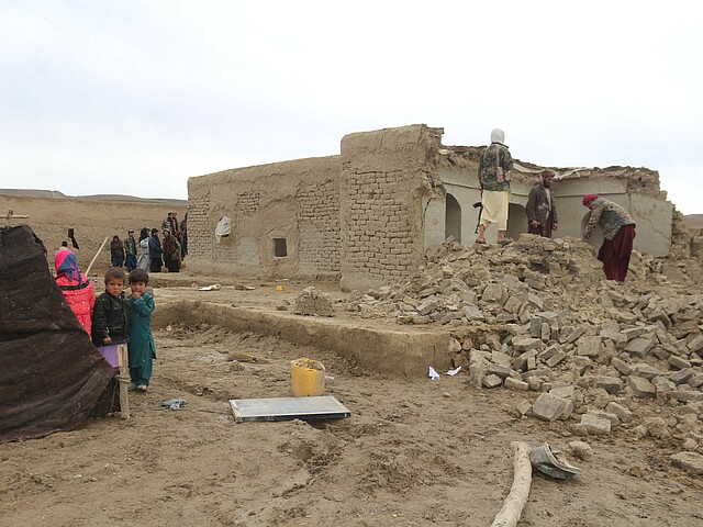 Menschen stehen in den Trümmern nach dem Erdbeben in Afghanistan