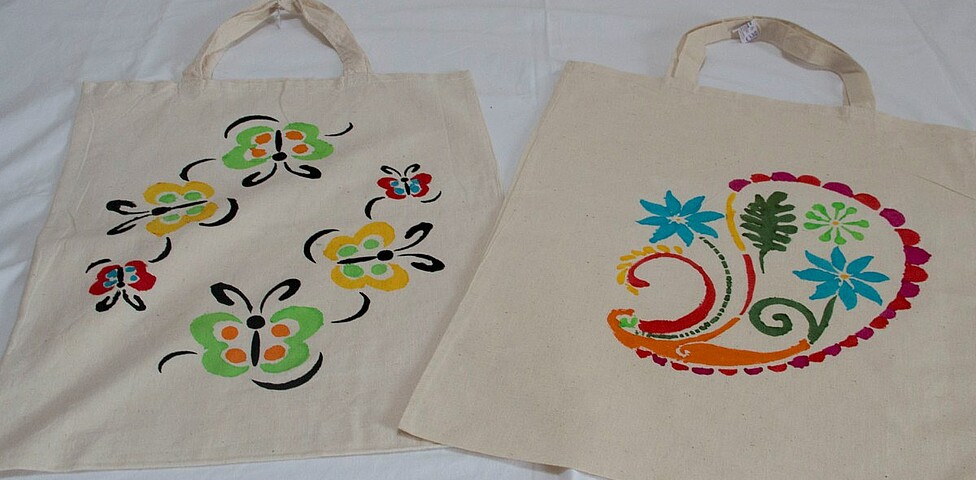 Zwei Taschen mit zwei verschiedenen Mustern in unterschiedlichen Farben