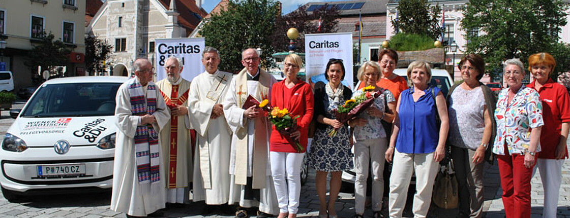 Gruppenfoto einiger Caritas-Mitarbeiter und Geistlichen