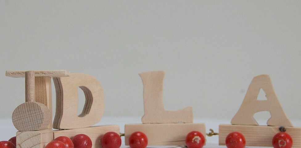 Holzzug mit Buchstaben