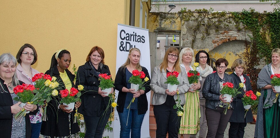 BUP Pottenbrunn Gruppenfoto Frauen mit Rosen