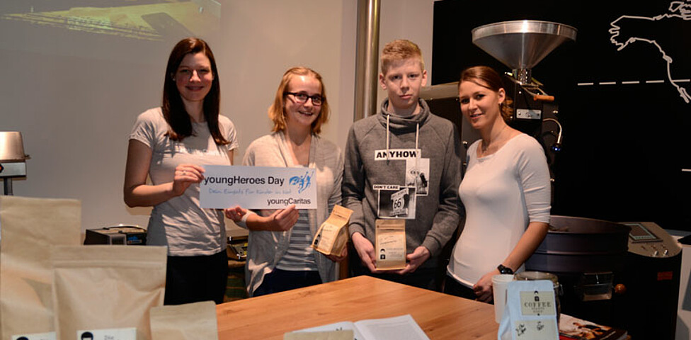 Eine youngCaritas-Mitarbeiterin im Kaffee-Campus Krems mit drei Teilnehmern
