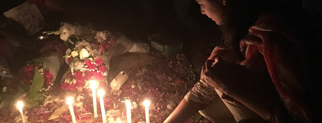 Anschlag in Lahore - Gedenkstätte mit Kerzen