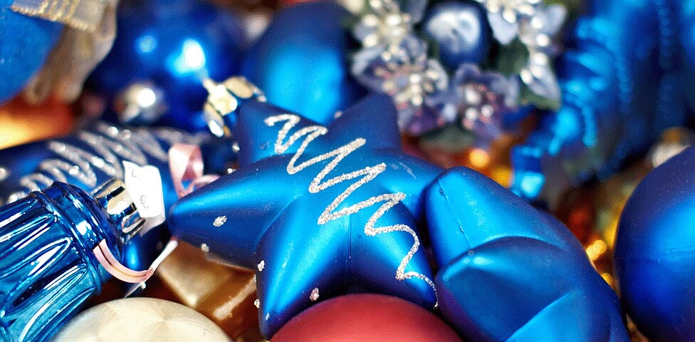 Weihnachtschmuck der carla Krems; Groß zu sehen ist ein blauer Stern.