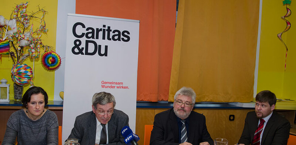 Der Direktor der Caritas St. Pölten und drei weitere Mitarbeiter bei einer Pressekonferenz zur Kinderkampagne