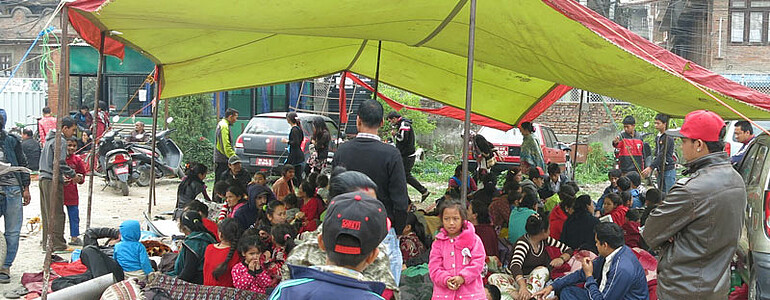 Mehrere Menschen aus Nepal liegen notgedrungen unter einem Zelt
