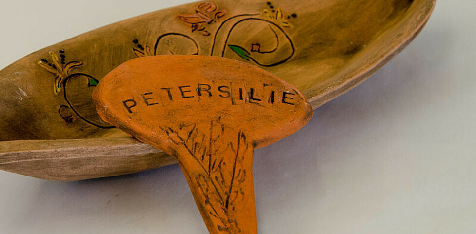 Werkstatt Loosdorf Produkt ein Kräuterstecker aus Ton mit Beschriftung "Petersilie"