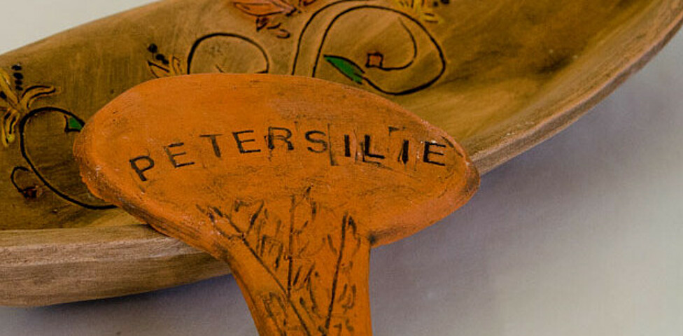 Werkstatt Loosdorf Produkt ein Kräuterstecker aus Ton mit Beschriftung "Petersilie"