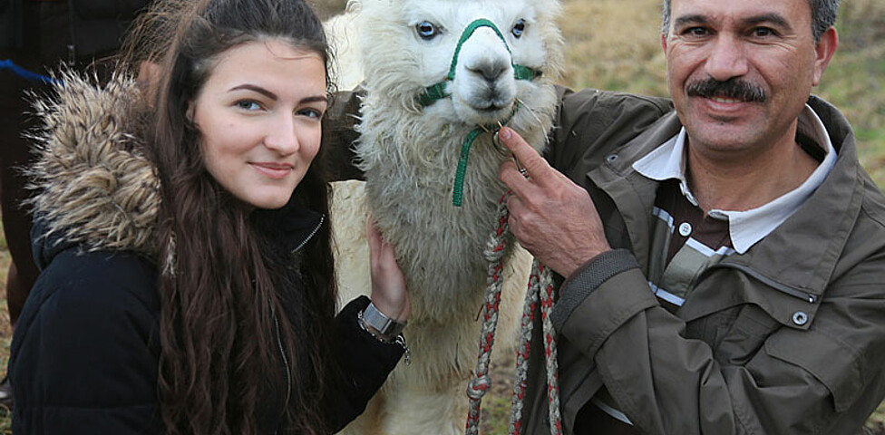Ein Mann und eine Frau mit einem Lama 