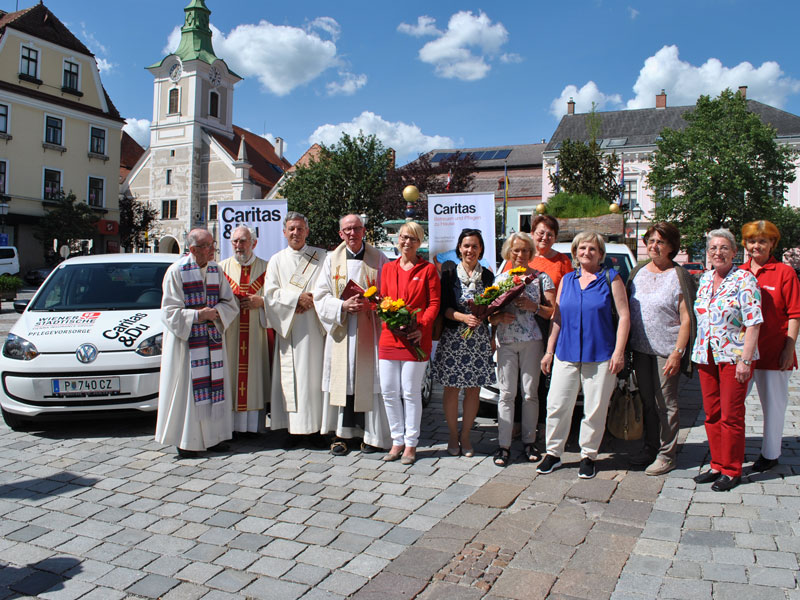 Gruppenfoto einiger Caritas-Mitarbeiter und Geistlichen